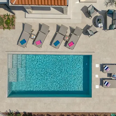 Aria With Heated Pool And Whirlpool - Happy Hébergement de vacances