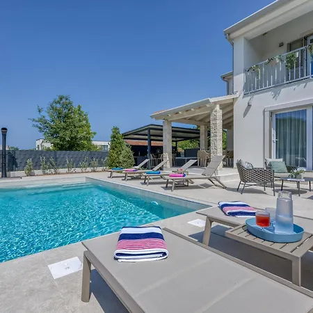 Aria With Heated Pool And Whirlpool - Happy Porec